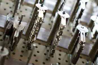 Du möchtest für alle Türen nur ein Schlüssel bestellen? Einfach gleichschließende Profilzylinder bestellen! Jetzt informieren!